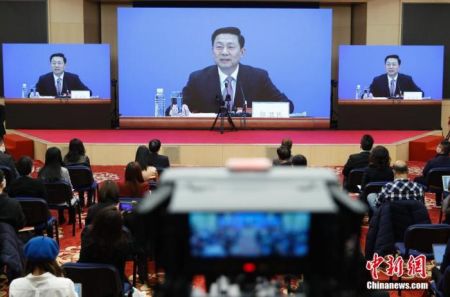 3月3日,全国政协十三届四次会议新闻发布会在北京举行,大会新闻发言人郭卫民向中外媒体介绍本次大会有关情况并回答记者提问。为有效防控疫情,共同维护公共卫生与健康,新闻发布会采用网络视频形式进行。图为记者在分会场参加发布会。 中新社记者 杜洋 摄 3月3日,全国政协十三届四次会议新闻发布会在北京举行,大会新闻发言人郭卫民向中外媒体介绍本次大会有关情况并回答记者提问。为有效防控疫情,共同维护公共卫生与健康,新闻发布会采用网络视频形式进行。图为记者在分会场参加发布会。 中新社记者 杜洋 摄