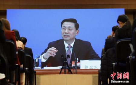 　3月3日，全国政协十三届四次会议新闻发布会在北京举行，大会新闻发言人郭卫民向中外媒体介绍本次大会有关情况并回答记者提问。为有效防控疫情，共同维护公共卫生与健康，新闻发布会采用网络视频形式进行。图为记者在分会场参加发布会。 中新社记者 杜洋 摄