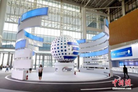 资料图：观众走过2019年国家网络安全宣传周雕塑模型。中新社记者 张道正 摄