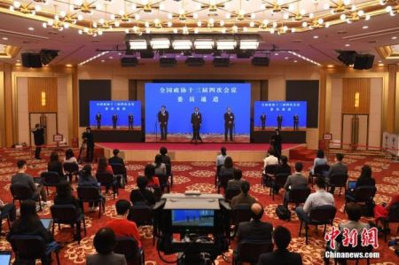 3月4日,全国政协十三届四次会议第一场“委员通道”采访活动在北京人民大会堂新闻发布厅举行,全国政协委员通过网络视频方式接受媒体采访。图为梅地亚中心分会场。 中新社记者 崔楠 摄 3月4日,全国政协十三届四次会议第一场“委员通道”采访活动在北京人民大会堂新闻发布厅举行,全国政协委员通过网络视频方式接受媒体采访。图为梅地亚中心分会场。 中新社记者 崔楠 摄