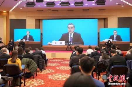 3月7日,十三届全国人大四次会议在北京人民大会堂举行记者会,中国国务委员兼外交部长王毅就“中国外交政策和对外关系”相关问题回答中外记者提问。图为记者在梅地亚中心多功能厅采访。 中新社记者 蒋启明 摄 3月7日,十三届全国人大四次会议在北京人民大会堂举行记者会,中国国务委员兼外交部长王毅就“中国外交政策和对外关系”相关问题回答中外记者提问。图为记者在梅地亚中心多功能厅采访。 中新社记者 蒋启明 摄