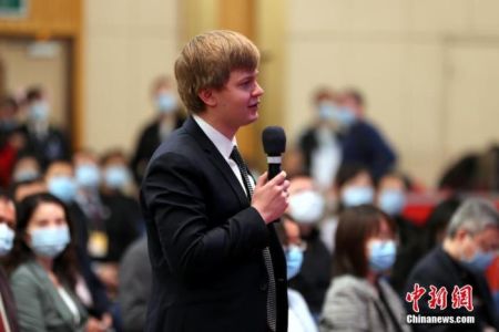 图为记者在梅地亚中心多功能厅采访。 中新社记者 蒋启明 摄 图为记者在梅地亚中心多功能厅采访。 中新社记者 蒋启明 摄