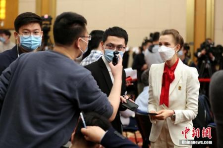 图为3月7日记者会开始前,中外记者在梅地亚中心多功能厅内交流。 中新社记者 蒋启明 摄 图为3月7日记者会开始前,中外记者在梅地亚中心多功能厅内交流。 中新社记者 蒋启明 摄