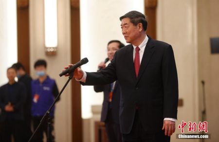 　　3月5日，第十三届全国人民代表大会第四次会议举行首场“部长通道”采访活动。图为国家发展和改革委员会主任何立峰通过网络视频方式接受采访。 中新社记者 杜洋 摄