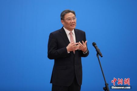 　3月8日，第十三届全国人民代表大会第四次会议举行第二场“部长通道”采访活动。图为中国商务部部长王文涛通过网络视频方式接受采访。 中新社记者 蒋启明 摄