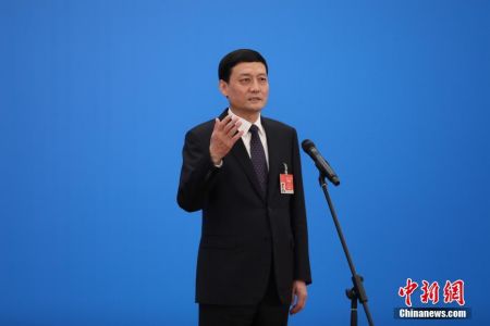　　3月8日，第十三届全国人民代表大会第四次会议举行第二场“部长通道”采访活动。图为中国工业和信息化部部长肖亚庆通过网络视频方式接受采访。 中新社记者 蒋启明 摄