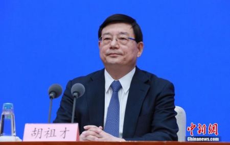 　　3月8日，中国国务院新闻办公室在北京举行新闻发布会，介绍深入贯彻新发展理念，确保“十四五”开好局起好步有关情况，并答记者问。中新社记者 杨可佳 摄