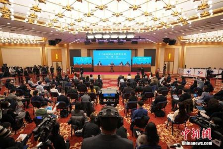 资料图:3月7日,十三届全国人大四次会议在北京人民大会堂举行记者会,中国国务委员兼外交部长王毅就“中国外交政策和对外关系”相关问题回答中外记者提问。为有效防控疫情,共同维护公共卫生与健康,记者会采用网络视频形式进行。图为记者在梅地亚中心多功能厅采访。 中新社记者 蒋启明 摄 资料图:3月7日,十三届全国人大四次会议在北京人民大会堂举行记者会,中国国务委员兼外交部长王毅就“中国外交政策和对外关系”相关问题回答中外记者提问。为有效防控疫情,共同维护公共卫生与健康,记者会采用网络视频形式进行。图为记者在梅地亚中心多功能厅采访。 中新社记者 蒋启明 摄