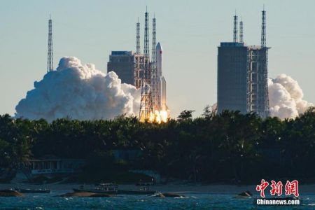 　　资料图：长征五号B运载火箭点火腾空而起。 骆云飞 摄