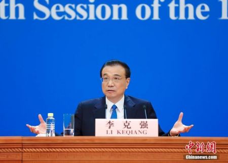 　　3月11日，中国国务院总理李克强在北京人民大会堂出席记者会并回答中外记者提问。为有效防控疫情，共同维护公共卫生与健康，记者会采用网络视频形式进行。 中新社记者 刘震 摄