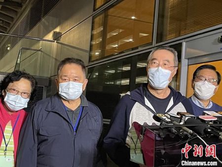　　图为全国政协常委唐英年(右二)、余国春(左二)、林淑仪(左一)以及港区全国政协委员林健锋(右一)11日从北京飞抵香港后在香港国际机场会见传媒，唐英年宣读了全体港区全国政协委员的共同声明。