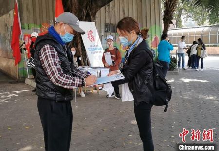 　图为市民在活动现场支持全国人大决定。 中新社记者 张晓曦 摄