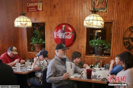 　　资料图：疫情下美国民众在饭店里用餐。
