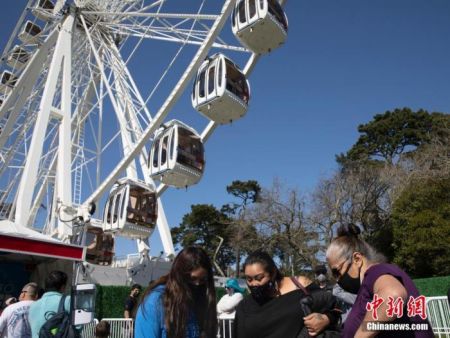 当地时间3月12日，游客在美国加利福尼亚州旧金山金门公园内排队等候乘坐摩天轮。日前，旧金山包括摩天轮在内的多种设施陆续重新开放。 中新社记者 刘关关 摄