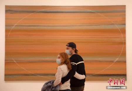 　　当地时间3月13日，观众在美国加利福尼亚州旧金山现代艺术博物馆参观。近期，随着新冠疫情的好转，加州各县根据当地情况逐步重新开放博物馆、电影院等多种设施。 中新社记者 刘关关 摄