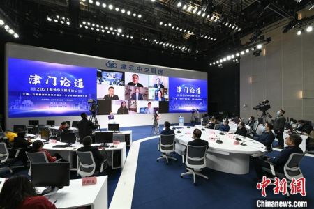 　3月23日，2021“津门论道”海外华文媒体线上论坛在天津举行。海外华文媒体代表、海外研究学者和天津媒体代表等齐聚云端，围绕海外华文媒体如何进一步发挥双向桥梁作用展开交流，共商海外华文媒体后疫情时代转型升级之路。 中新社记者 佟郁 摄