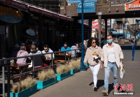 　　当地时间2月5日，民众在美国加州旧金山知名景点39号码头用餐。加州于今年1月下旬解除了“居家令”限制，各县的餐厅以及个人护理等商业可以重新开放。 中新社记者 刘关关 摄