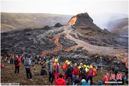 3月21日,冰岛火山喷发形成岩浆岩,登山者拍摄岩浆岩。 3月21日,冰岛火山喷发形成岩浆岩,登山者拍摄岩浆岩。