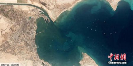 图为苏伊士运河入口处停泊着大量船只。 图为苏伊士运河入口处停泊着大量船只。