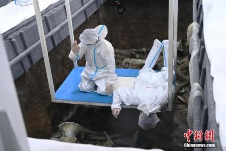 　　资料图：考古工作者在发掘现场工作。安源 摄