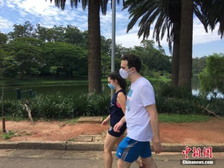 　资料图：巴西圣保罗，市民戴着口罩在当地一公园休闲锻炼。中新社记者 莫成雄 摄
