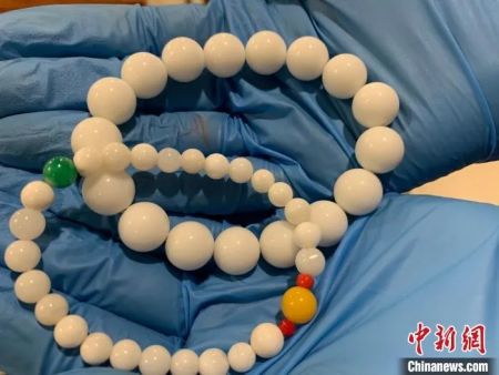 海关关员查获的旅客违规携带入境的两条砗磲手串　吕尔　摄