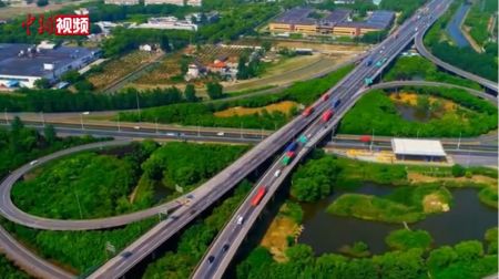 　　截图自：中新视频