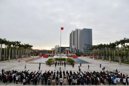 　图为厦门大学举行庆祝建校100周年升国旗仪式。庄华 摄 来源：厦门大学官网
