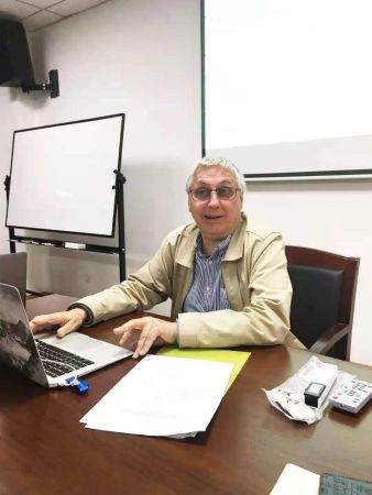 梅谦立(Thierry Meynard)，法国人，生于1963年，2003年获得北京大学中国哲学博士学位。2004到2006年任美国纽约市富达姆大学讲师。2006年加入澳门利氏学社。现任中山大学哲学系教授、中山大学西学东渐文献馆副馆长。主要研究中西思想交流、西方古典哲学、当代新儒家，迄今已出版10余部中英文专著，在国内外期刊上发表40余篇论文。