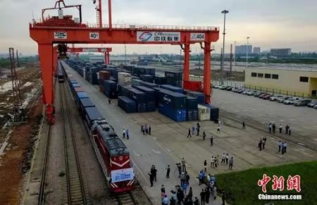 　　资料图：中欧班列。中新社记者 郑子颜 摄