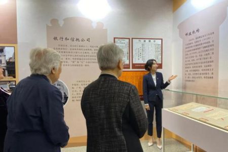 　4月9日，江门五邑银信(侨批)专题展亮相中国华侨历史博物馆。图为讲解员对参观者进行讲解。刘立琨 摄