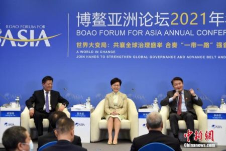 4月20日，博鳌亚洲论坛2021年年会“城市群带动发展：以粤港澳大湾区为例”分论坛在海南省博鳌举行，香港特别行政区行政长官林郑月娥(中)、澳门特区政府经济财政司司长李伟农(右)、珠海市委书记郭永航(左)等出席并参与讨论。 中新社记者 侯宇 摄