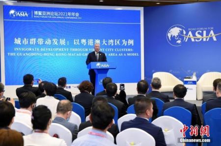 　　4月20日，博鳌亚洲论坛2021年年会“城市群带动发展：以粤港澳大湾区为例”分论坛在海南省博鳌举行，全国政协副主席何厚铧出席并发表主旨演讲。中新社记者 侯宇 摄