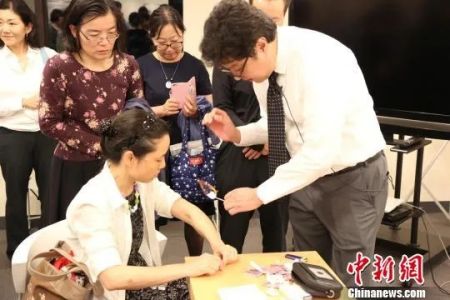 图为贺伟现场用“火针”为患者义治演示 尹法根 摄 图为贺伟现场用“火针”为患者义治演示 尹法根 摄