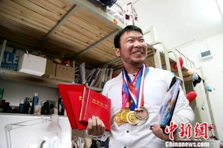 图为李恩典展示自己获得的奖牌奖状。张远 摄 图为李恩典展示自己获得的奖牌奖状。张远 摄