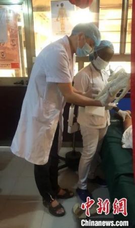 田彤向贝宁学员讲解针灸穴位。受访者 供图 田彤向贝宁学员讲解针灸穴位。受访者 供图