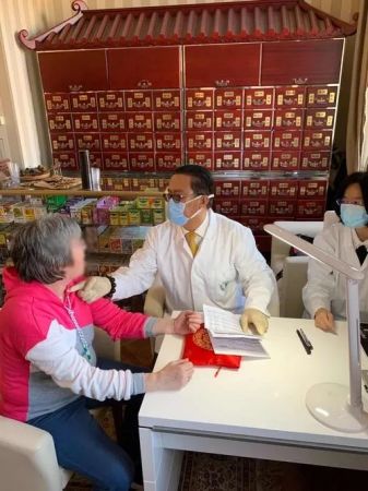 陈震接诊患者。受访者供图 陈震接诊患者。受访者供图