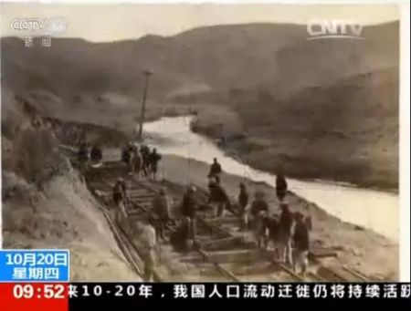 　　资料图：华工在美修铁路。截图自央视新闻