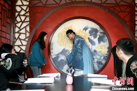 资料图:图为西安“剧本杀”玩家。 张远 摄 资料图:图为西安“剧本杀”玩家。 张远 摄