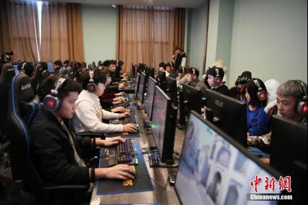资料图:一职业学院电竞教育中心内,学生在课堂上练习当下热门的电竞游戏。中新社记者 张瑶 摄 资料图:一职业学院电竞教育中心内,学生在课堂上练习当下热门的电竞游戏。中新社记者 张瑶 摄
