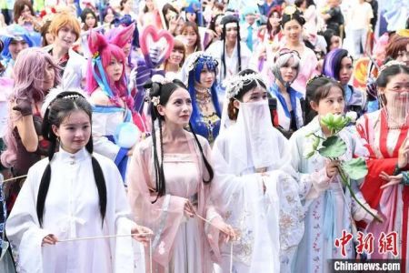 资料图:汉服爱好者和cosplay爱好者合影展示。 陈超 摄 资料图:汉服爱好者和cosplay爱好者合影展示。 陈超 摄