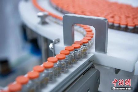 生产线上中国新冠疫苗。中新社记者 侯宇 摄