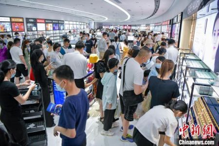 图为游客在三亚国际免税城选购化妆品。 骆云飞 摄 图为游客在三亚国际免税城选购化妆品。 骆云飞 摄