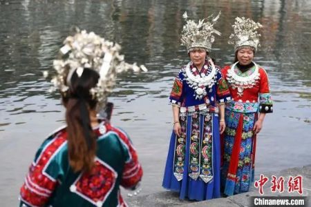 　　资料图：游人身着苗族服饰拍照留念。　杨华峰 摄