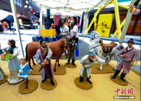 　　游艇、直升机等展品将亮相首届消博会。骆云飞 摄