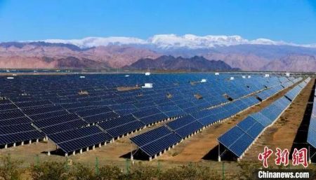 　哈密石城子光伏产业园区。陈建军 摄
