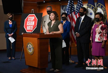 当地时间5月18日，美国众议院民主党人举行记者会，呼吁众议院尽快通过打击反亚裔仇恨犯罪法案。美国会参议院已于4月22日通过相关法案。图为美众议员孟昭文在记者会上讲话。 中新社记者 陈孟统 摄