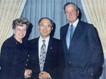 莫天成(中)与老布什(右) 等合影。 受访者供图