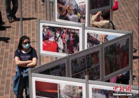 资料图:当地时间5月8日,美国旧金山多个华人社团联合举办的“《华埠日记》疫境·前行”公益摄影展。中新社记者 刘关关 摄 资料图:当地时间5月8日,美国旧金山多个华人社团联合举办的“《华埠日记》疫境·前行”公益摄影展。中新社记者 刘关关 摄
