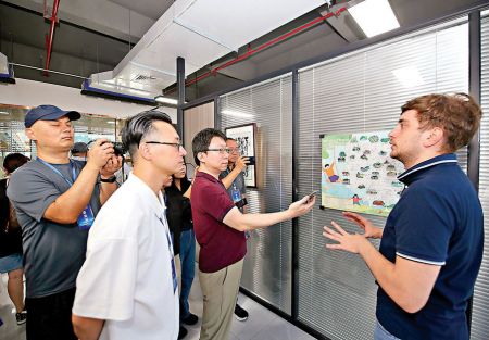 ●参访团到望城大学生创新创业基地采访。英国富中传媒副总编辑邓敏 摄